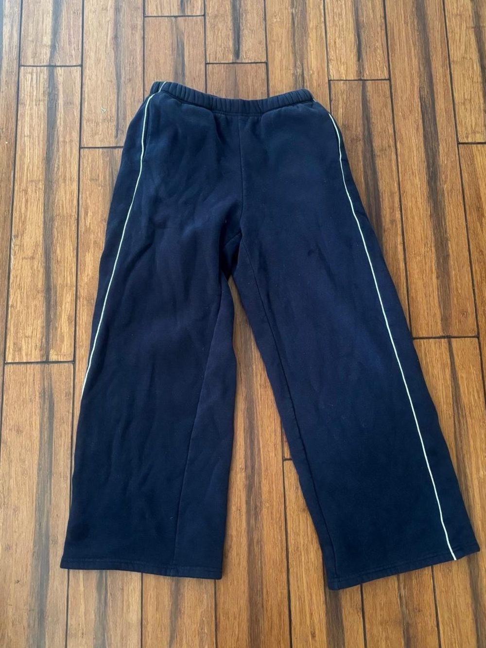 navy blue sweatpants with white side stripes - edikted